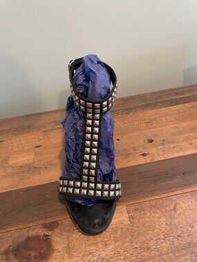 Manolo Blahnik Black Leather Silver Pyramid Studded T-Strap Sandal Heels | EU 37